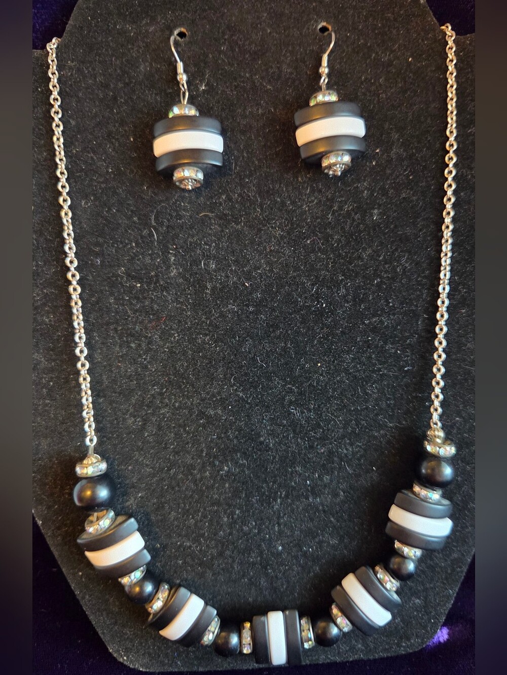 Women's Black and White Beaded Necklace and Earring Set